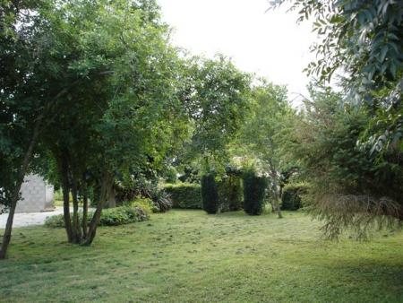 Une partie du jardin sur le cote je pense .....